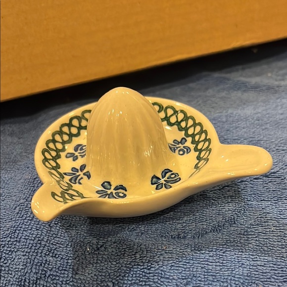 Polish Pottery Ceramic Citrus Juicer with Blue Floral Design - Picture 1 of 3